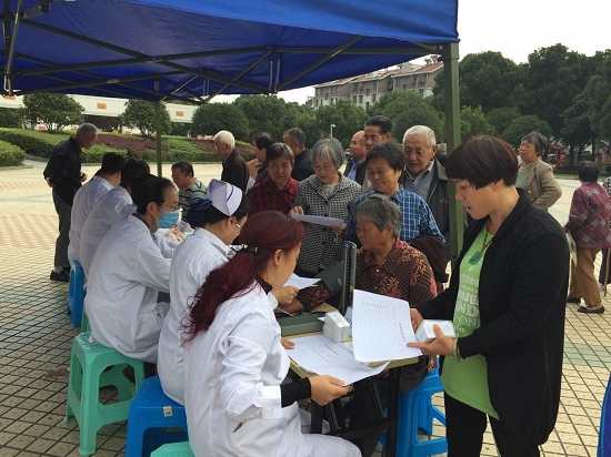 爱在深秋·共筑健康家园 昆山虹桥医院携中华园社区举办大型义诊活动